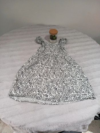 Robe noire et blanche