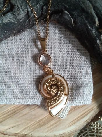 Collier pendentif coqu'illage en n'acre naturelle et connecteur en cristal de roche