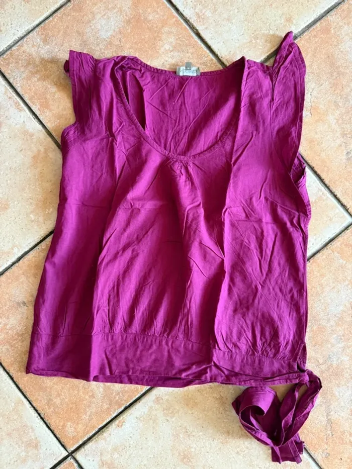 Blouse violet volant sur les épaules et a nouer partie basse in extenso taille 42