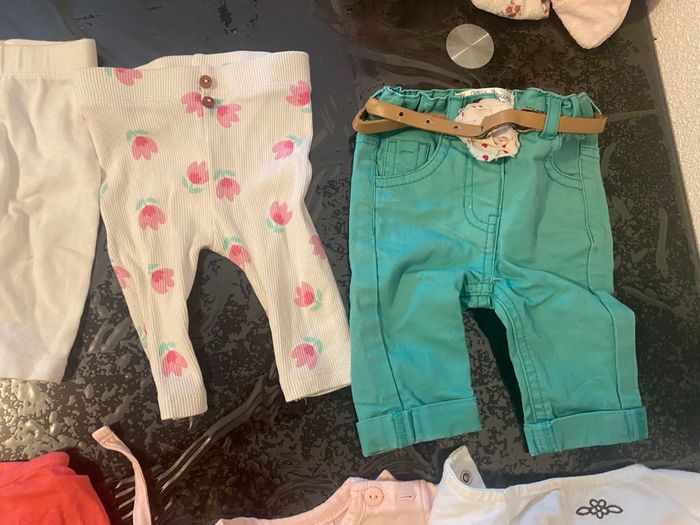 Vends un lot de vêtements ( pyjama , tenues , body , 2 turbulettes ( pas apparente sur les photos car pas assez de place ) - photo numéro 6