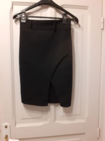 Jupe noire avec jolie découpe sur le devant