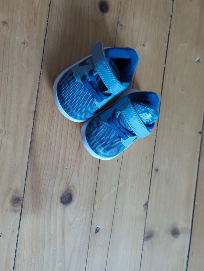 Baskets Nike bébé pointure 17