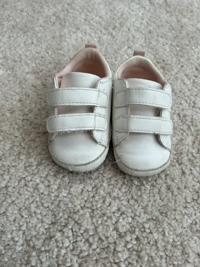 Paire de chaussures de type baskets blanches fille très souples -