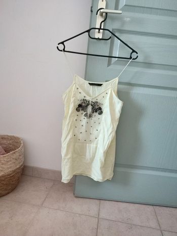 Blouse fines bretelles jaune pâle, ornée d'un bijou