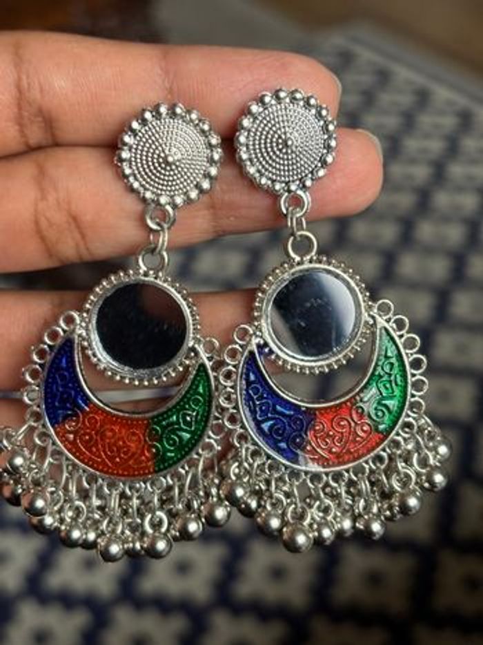 Boucles d’oreilles ethniques argentées avec miroir et émail coloré