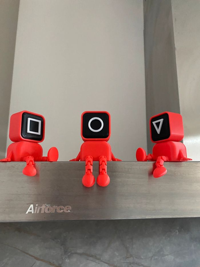 Lot de trois figurines squid game