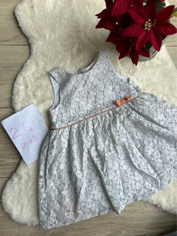 Jolie robe blanche à fleur ~ gémo ~ 24 mois