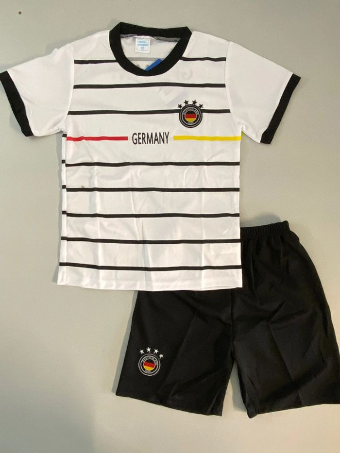 Ensemble sport de football pour enfants. 12 ans.