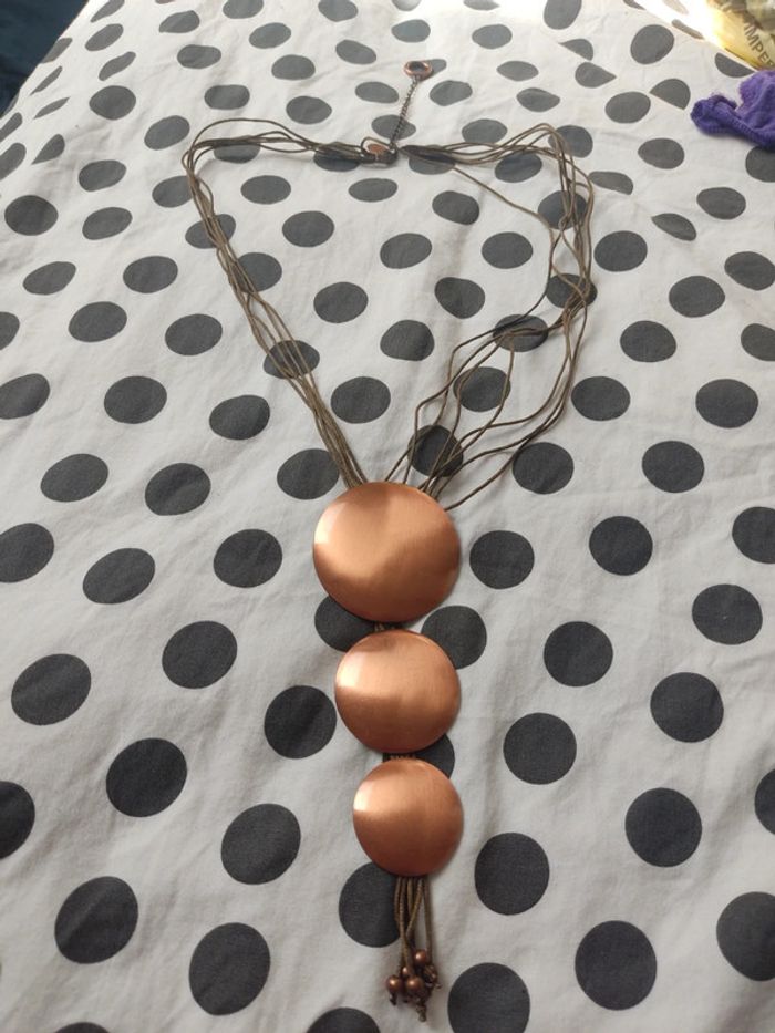 Collier long en métal cuivré