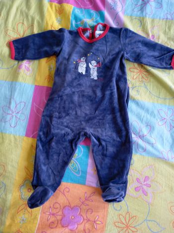 Très joli pyjama en excellent état 9 mois