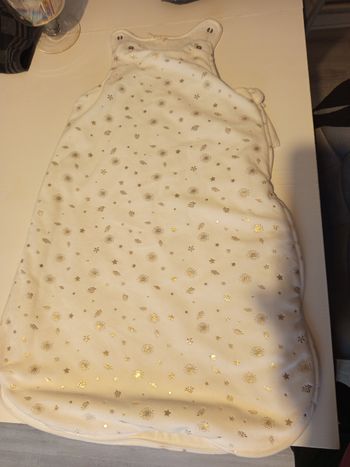 Gigoteuse bébé blanche à motifs dorés – douce et confortable