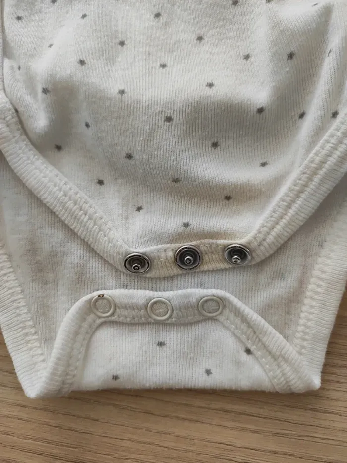 Lot 8 bodys 1 mois satisfaisant - photo numéro 13