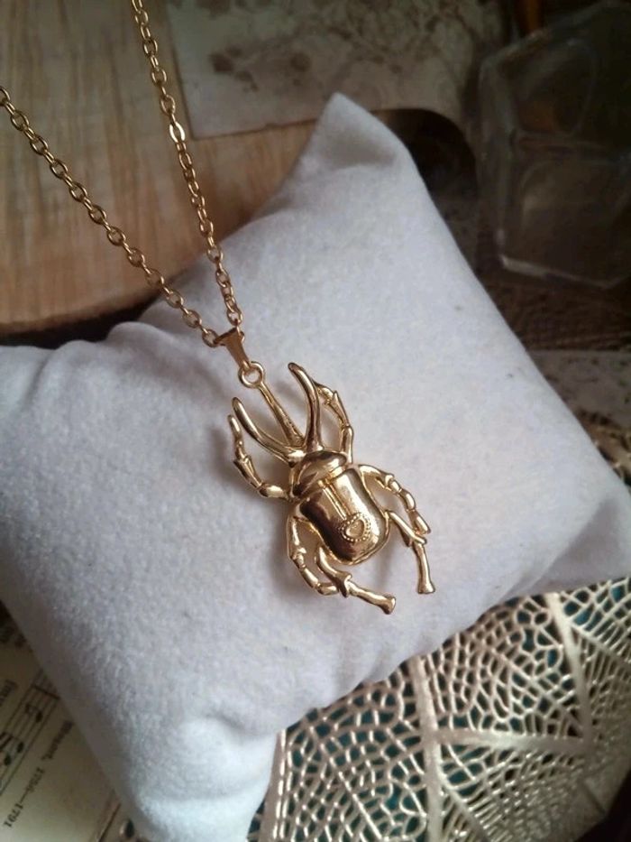 Collier scarabée doré