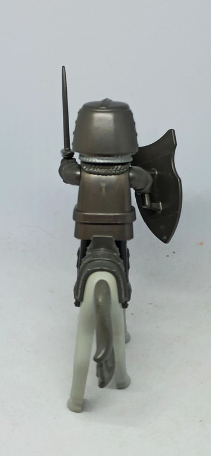 Homme chevalier motif aigle faucon sur cheval gris playmobil - photo numéro 4