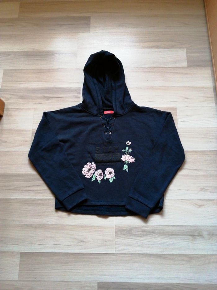 Sweat court à capuche