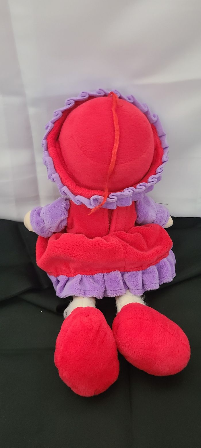 Poupée chiffon en robe et chapeau en velours rouge et violet - photo numéro 4