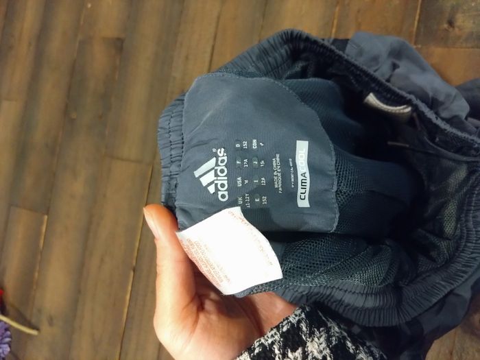 Bermuda de sport Adidas gris garçon 12 ans – Très bon état - photo numéro 4