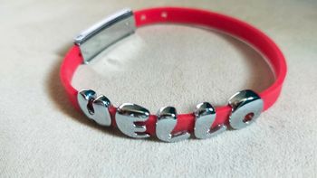 Bracelet "HELLO" en silicone rouge – fantaisie pop