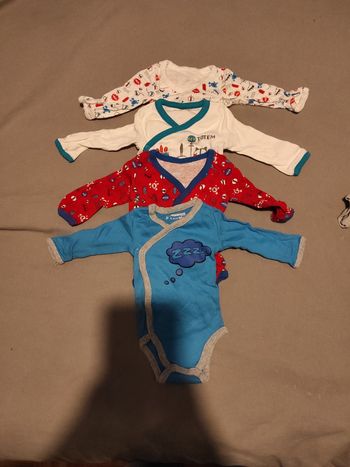 Lot de 4 bodies taille 1 mois