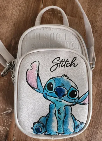 sacoche sac bandoulière réglable Stitch blanche disney blanc en bon état cuir synthétique