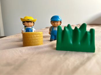 Lot de petites figurine fermier / meule / herbe et vache