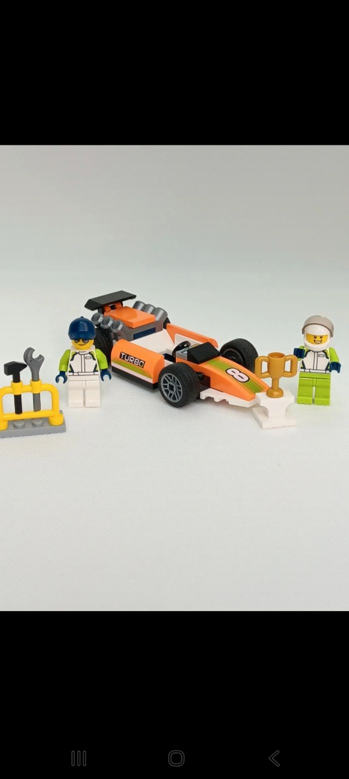 LEGO city 60322 Great Vehicles La Voiture de Course Formule 1
Complet