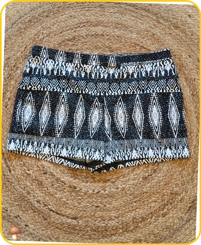 Short motif ethnique noir et blanc - Camaïeu - Taille 40
- Femme - Très bon état