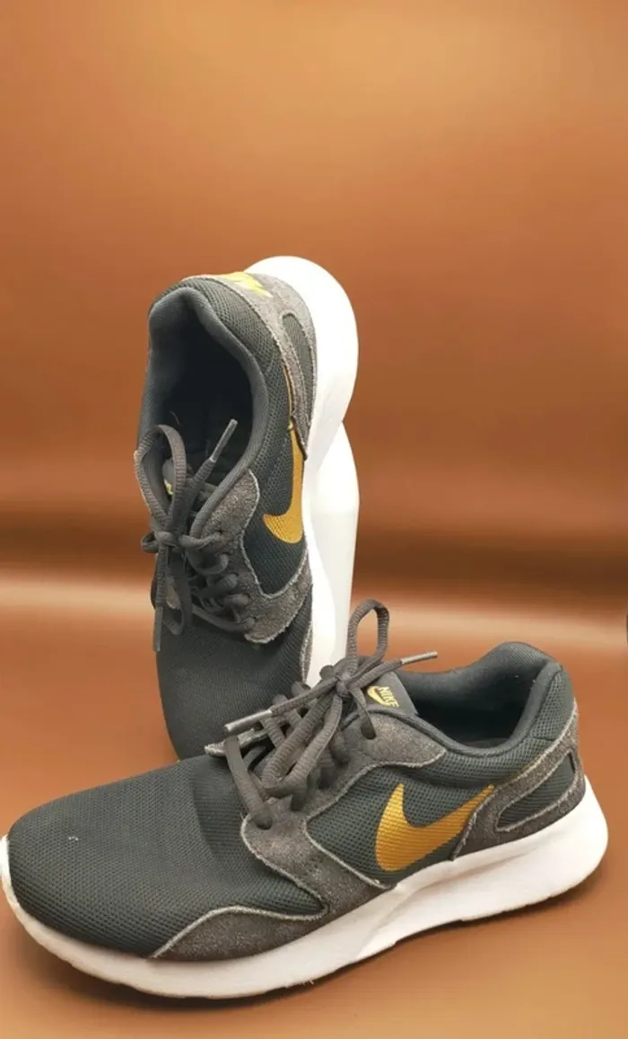 Baskets Nike, noir et doré, pointure 38,5