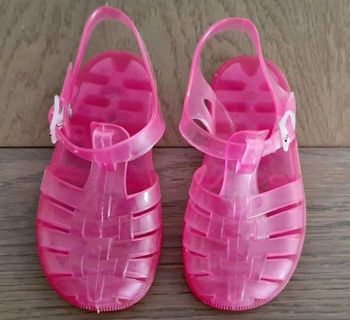 Chaussures de plage roses taille 23 en très bon état