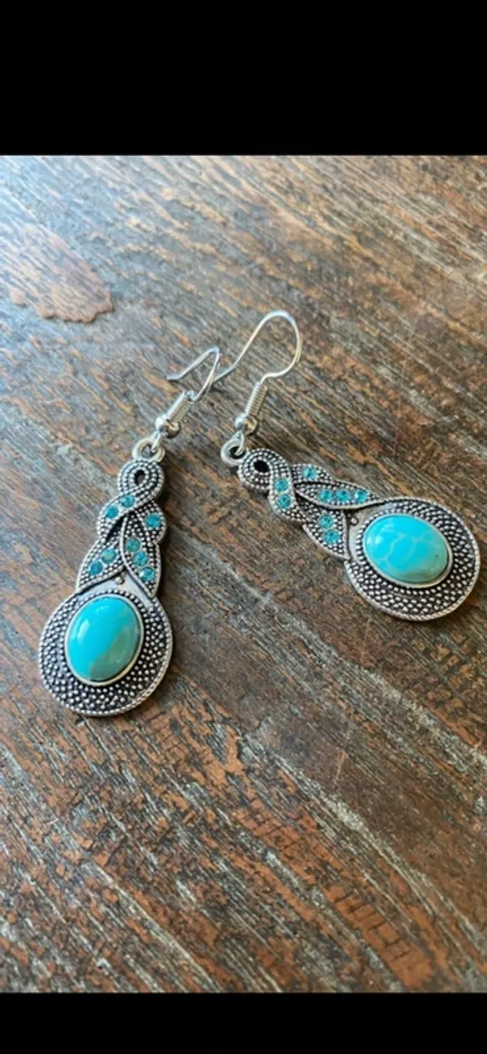 Magnifiques boucles d’oreilles argentées avec strass et turquoise - photo numéro 3
