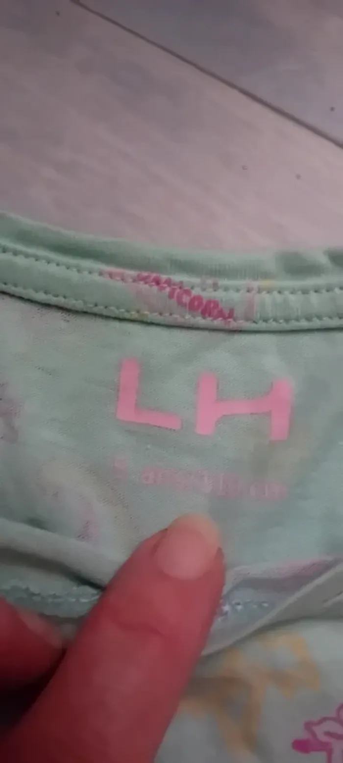 Joli Tee-shirt vert d'eau motifs licornes en très bon état 5 ans - photo numéro 4