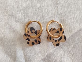 Créoles dorées fleuries pampille léopard beige noir