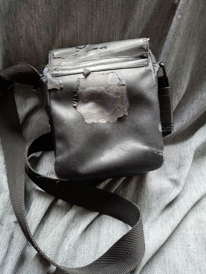 Sacoche Calvin Klein en mauvais état - photo numéro 6