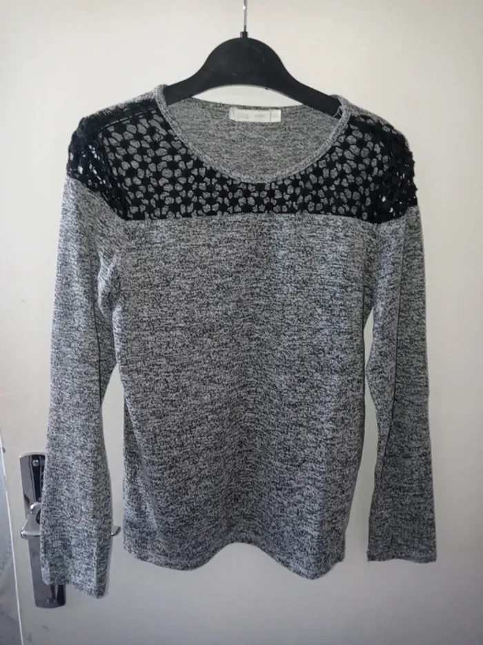 Pull fin gris avec dentelle