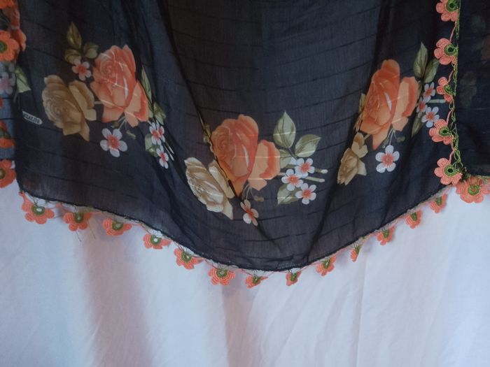 Foulard noir avec fleurs oranges - photo numéro 2