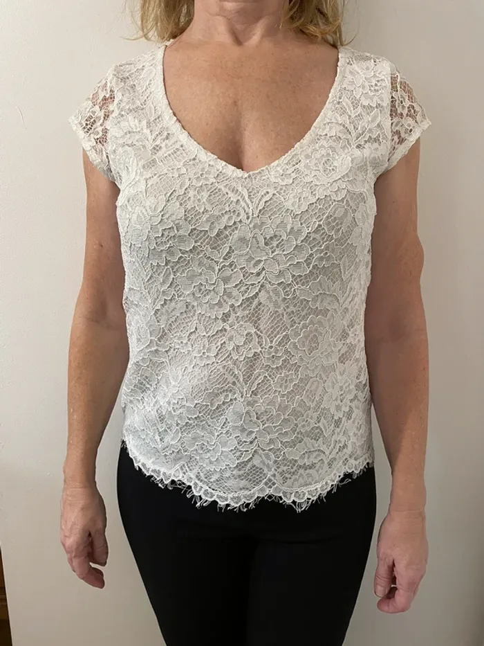 Top blanc dentelle avec noeud