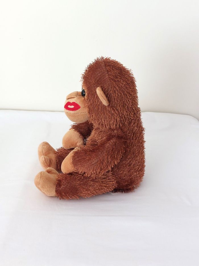 Peluche singe marron beige 24 cm Forest Distribution doudou bisou rouge poil fil - photo numéro 3