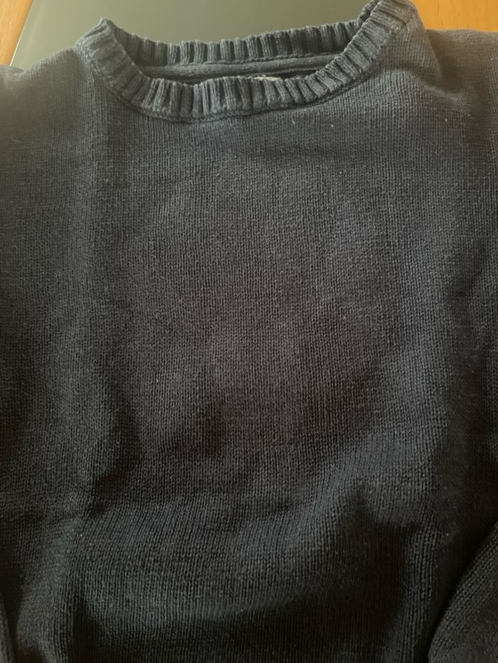 Pull bleu marine avec liserés rouges - photo numéro 4