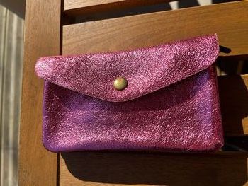 Portefeuille en cuir irisé rose vif