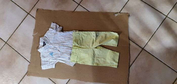 Ensemble pantalon et chemisette.