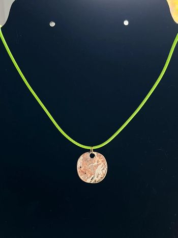 Collier cordon vert pastille embossée ajustable