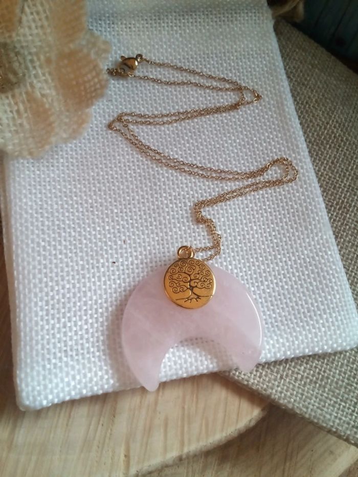 Collier lune en pierre de quartz rose 🩷. - photo numéro 2