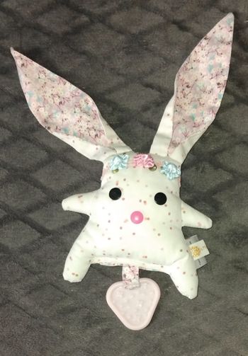 Doudou lapin blanc et fleuris - Anneau de dentition- le mouton.perdu