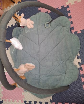 Magnifique tapis feuille Nattou