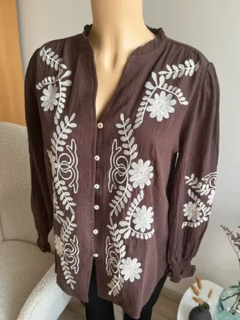 Superbe chemise marron et broderies 100% coton