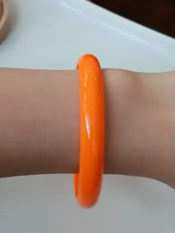 Bracelet jonc orange fluo – look coloré et tendance