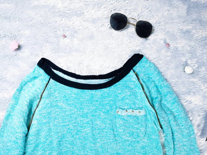 Pull vert turquoise avec fermeture et strass doré- T.S ou T.36 🖤 - photo numéro 2