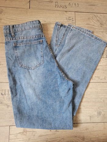 Jean bleu avec deux fentes