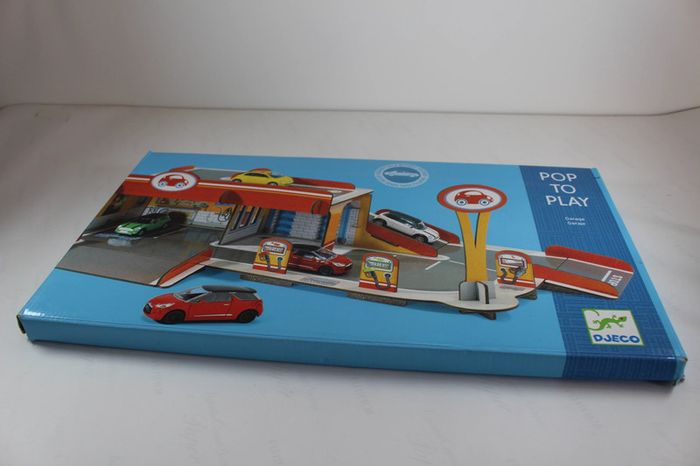 Djeco Garage 3D Pop to play (avec 2 voitures)