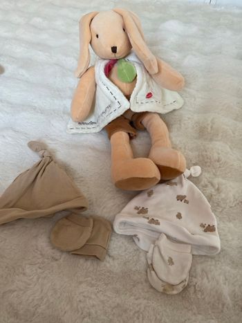 Lot de deux bonnets  et moufles bébé 